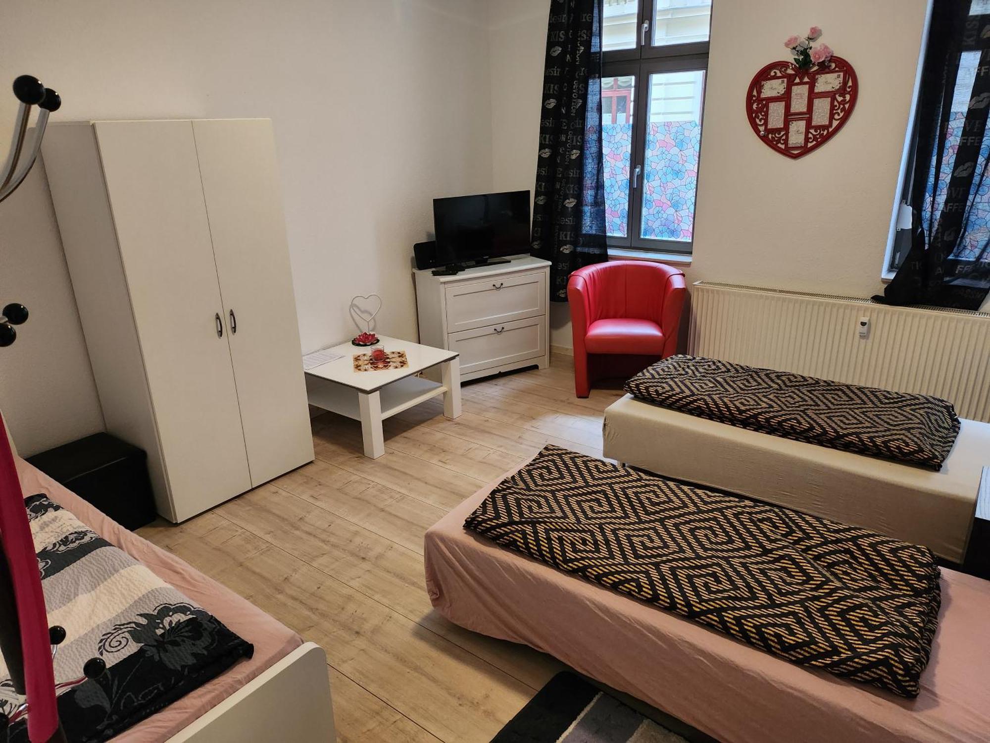Md- City, Chic, Erdgeschoss, Bestpreis- Leistung, Bitte Waehlen Sie Ob Ein Oder Zwei Bis 5 Personen Mit Kueche Und Bad - Vb- Preise Appartamento